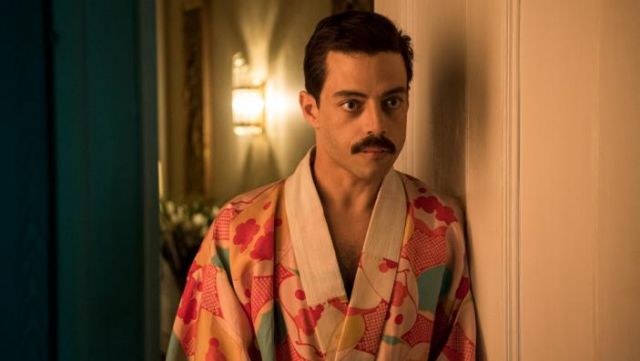 Kimono / bathrobe / dressing-gown worn by Freddie Mercury (Rami Malek) as seen in Bohemian Rhapsody