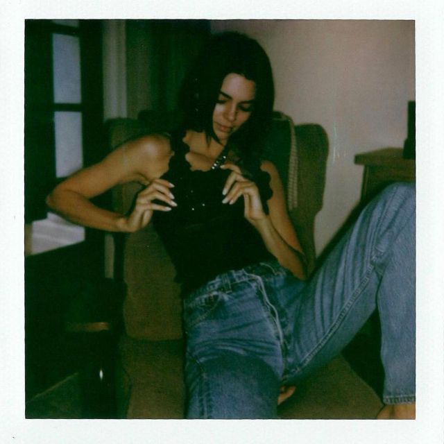 De soie Ourlet de Dentelle débardeur Noir porté par Kendall Jenner sur Instagram account @kendalljenner