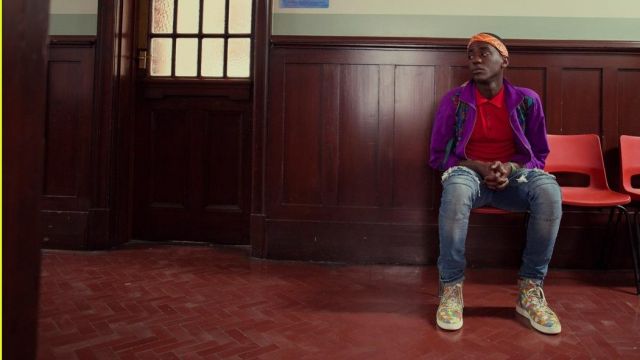 Le jean élimé de Eric (Ncuti Gatwa) dans Sex Education S01E04