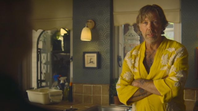 Mikael Persbrandt's (Jakob Nyman) yellow robe as seen in Sex Education S01E07