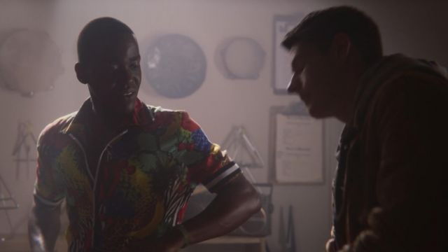 Eric (Ncuti Gatwa) multicolore chemise comme on le voit dans l'Éducation Sexuelle S01E08