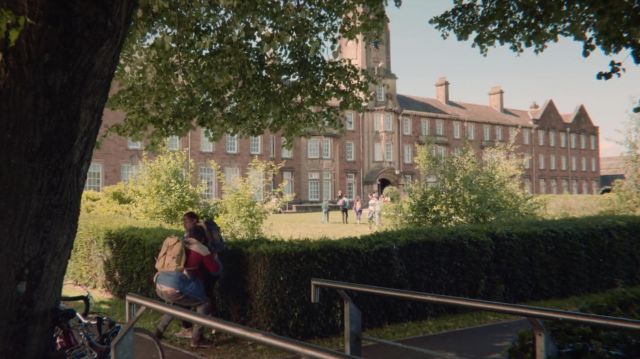 L'ancien Caerleon campus de la University of South Wales (USW) hébergeant le fictif lycée Moordale Secondary dans Sex Education S01E02