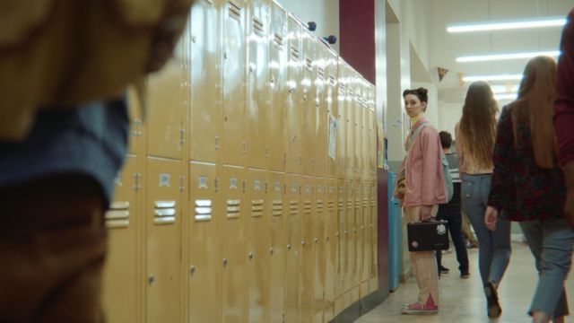 The pair of Converse All Star Chuck Taylor pink Lily (Tanya Reynolds) in Sex Education S01E04