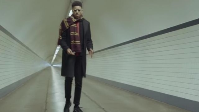 Analgésico Evolucionar Similar Abrigo largo usado por Yung Mavu en su video musical BLACK MAGIC (Black Harry  Potter) | Spotern