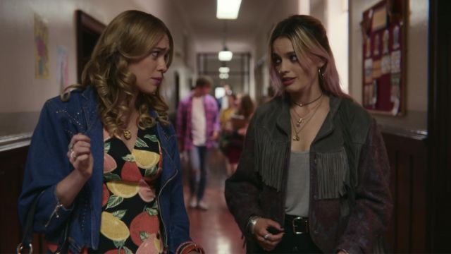 Chaqueta de flecos usada por Maeve Wiley (Emma Mackey) como se ve en Sex Education S01E05