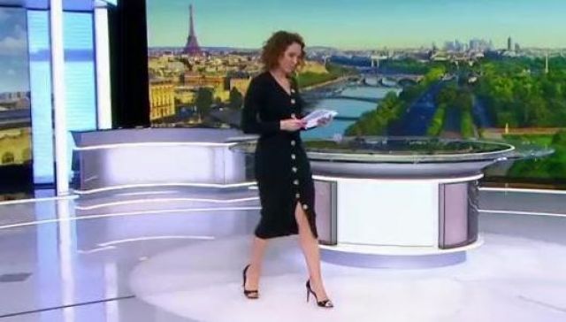 La robe pull boutonnée de Marie-Sophie Lacarrau dans Le journal de 13H de France 2