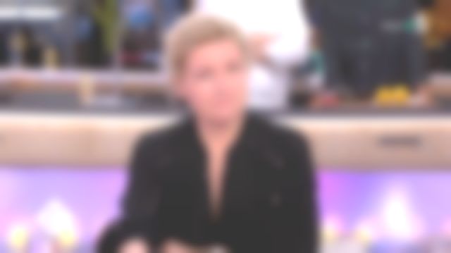 La camisa negra de Anne-Elisabeth Lemoine en C à vous del 17/01/2019