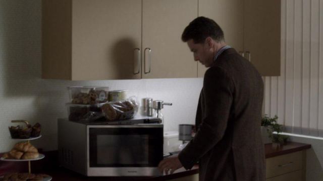 The oven Panasonic microwave in Manifest S01E07