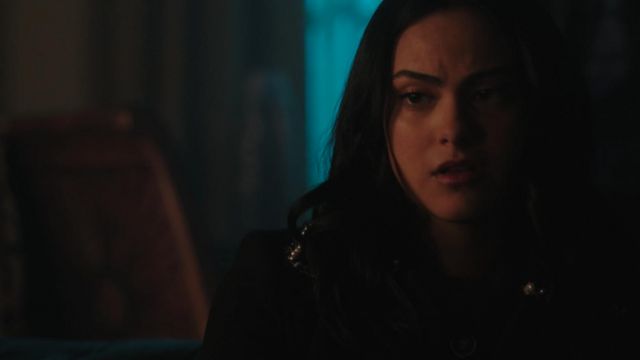 Le manteau à col perlé de Veronica Lodge (Camila Mendes) dans Riverdale (S03E10)