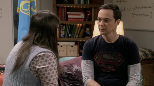 Le t-shirt noir DC Comics Superman Distressed Classic Shield Logo de Sheldon Cooper (Jim Parsons) dans The Big Bang Theory S12E13