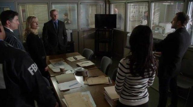 Le pull marinière avec col claudine du Dr Joan Watson (Lucy Liu) dans Elementary S01E14