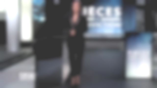 Le pantalon en velours noir détails satin assorti à la veste The Kooples de Virna Sacchi dans Pièces à conviction le 16.01.2019