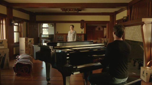 Le piano Yamaha GB1 K "Black Polished" dans The Romanoffs S01E05