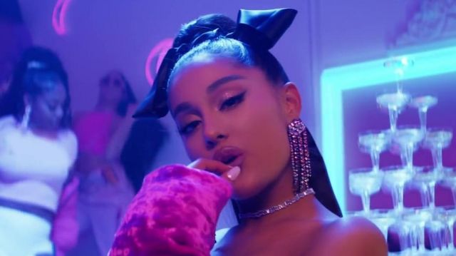 The collar flush with neck glitter of Ariana Grande in clip 7 rings