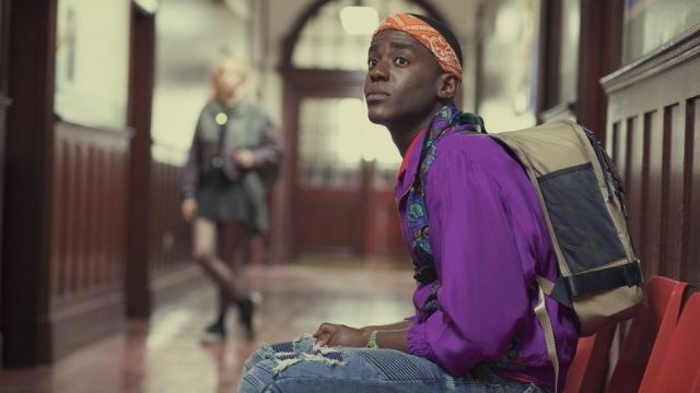 Orange paisley bandana porté par Eric (Ncuti Gatwa) comme on le voit dans l'Éducation Sexuelle S01E04