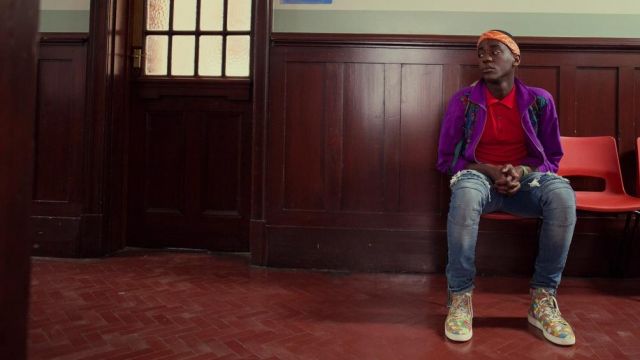 Distressed denim pantalon porté par Eric (Ncuti Gatwa) comme on le voit dans l'Éducation Sexuelle S01E04