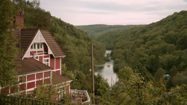 Otis' (Asa But­ter­field) house next to River Wye, UK as seen in Sex Edu­ca­tion S01E04