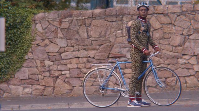Eric (Ncuti Gatwa) leopard deux-pièce par ASOS comme on le voit dans l'Éducation Sexuelle S01E08