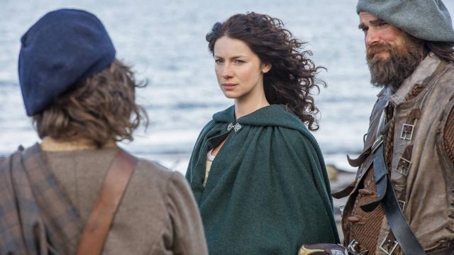 La cape verte portée par Claire (Caitriona Balfe) dans Outlander S02E01