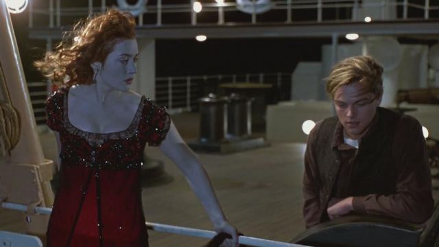 La réplique sur mesure de la robe rouge et noire portée par Rose DeWitt Bukater (Kate Winslet) dans Titanic