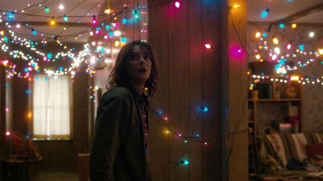 Les guirlandes de lumières multicolores de Joyce Byers (Winona Ryder) dans Stranger Things S01E03