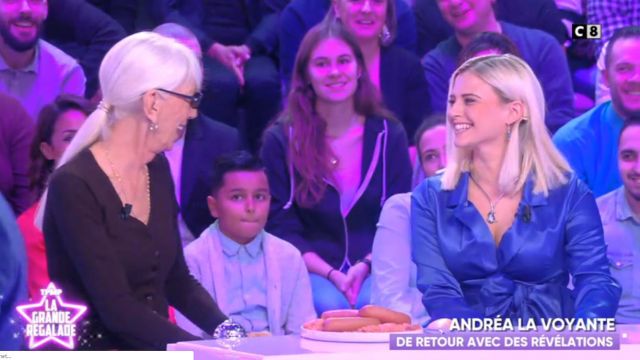 El vestido blazer de patinador de satén azul cobalto a corbata de Kelly Vedovelli en La grande régalade del 18/01/2019