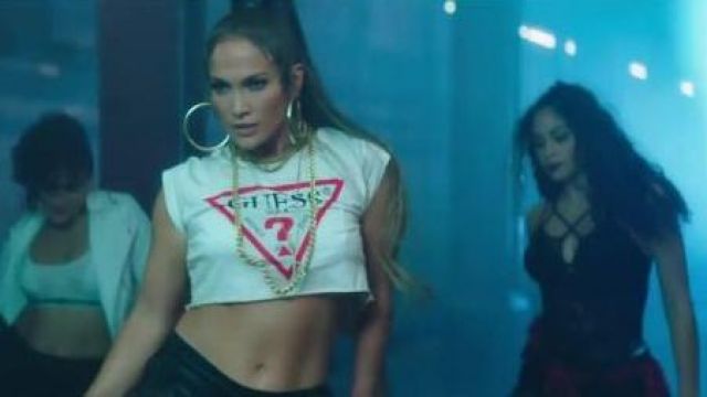 La camiseta blanca de Guess usada por Jennifer Lopez en su video musical Amor, Amor, Amor