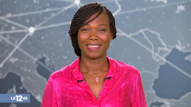 The pink shirt of Kareen Guiock in The 12:45 to M6 of the 11/01/2019