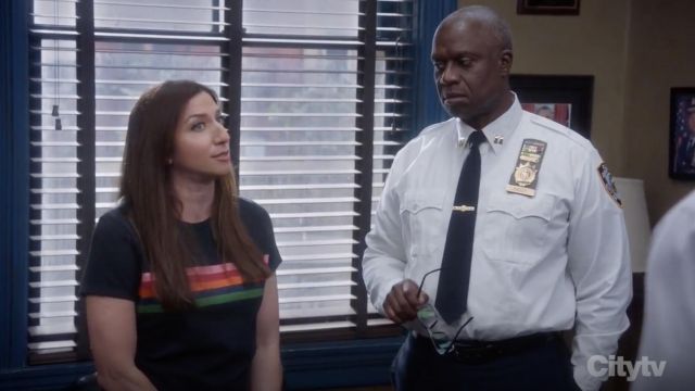 La camiseta a rayas de los años 70 de la Reforma usada por Gina Linetti (Chelsea Peretti) en Brooklyn Nine-Nine S06E02