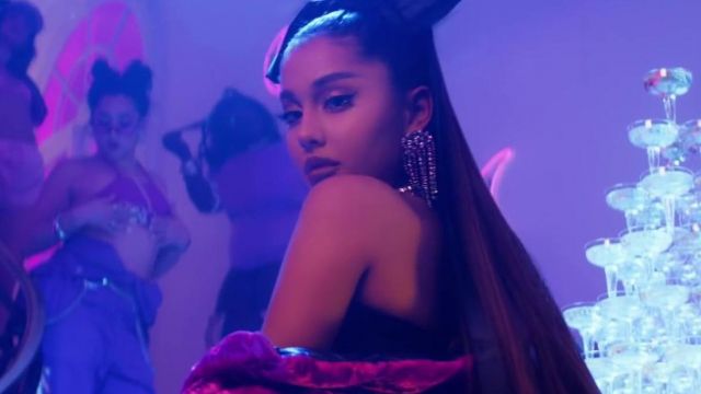 Noir Satin corset porté par Ariana Grande dans les 7 anneaux vidéo
