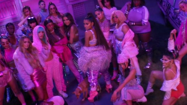 Rose bottines portées par Ariana Grande dans les 7 anneaux vidéo