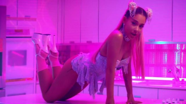 Le ras-de-cou porté par Ariana Grande dans le clip 7 rings