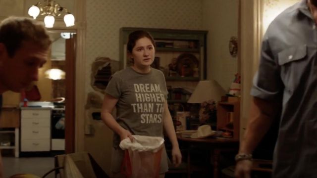 Le t-shirt gris Cinq à Sept "Dream Higher That The Stars" porté par Debbie Gallagher (Emma Kenney) dans Shameless S09E08