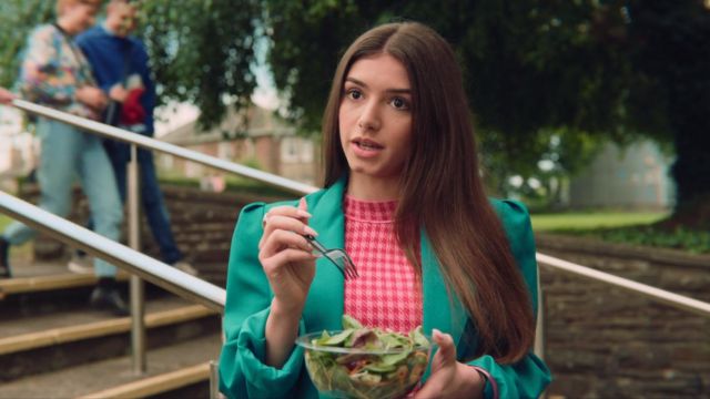 The top pink Ruby (Mimi Keene) in Sex Education S01E01