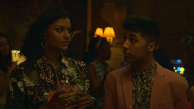 La chemise fleurie de An­war (Cha­neil Ku­lar) dans Sex Edu­ca­tion S01E02