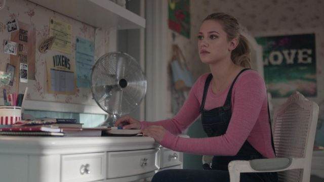 The fan chrome in the room of Betty Cooper (Lili Reinhart) in Riverdale S02E11