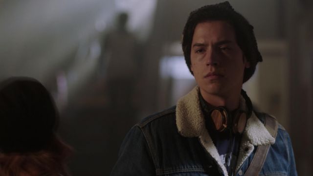 The headset audio wood Jughead Jones (Cole Sprouse) in Riverdale S03E09