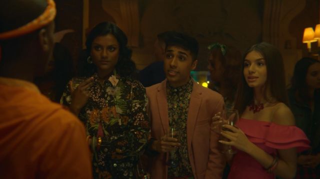 Ruby's (Mimi Keene) pink flowers necklace as seen in Sex Education S01E02