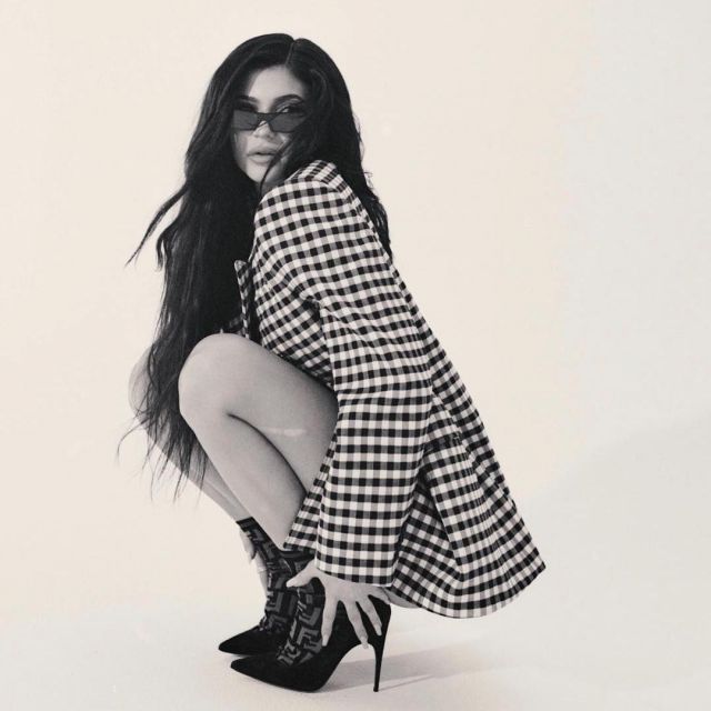 Sablier de vichy tissé blazer porté par Kylie Jenner sur Instagram account @kyliejenner