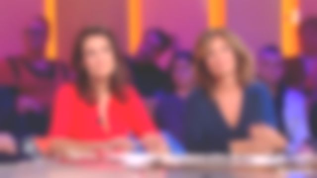 le pull brillant bleu 2 couleurs de Caroline Weill dans Je t'aime etc...
