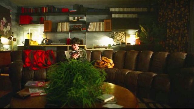 Le sofa en cuir arrondi De Sede chez Colin Ritman (Will Poulter) dans Black Mirror : Bandersnatch
