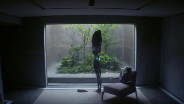 Le fauteuil Venus dans le sous-sol de la maison de Nathan (Oscar Isaac) dans Ex Machina