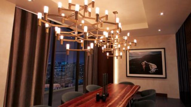 Le lustre chandelier Nemo dans le salon de Christian Grey (Jamie Dornan) dans Cinquante nuances plus sombres