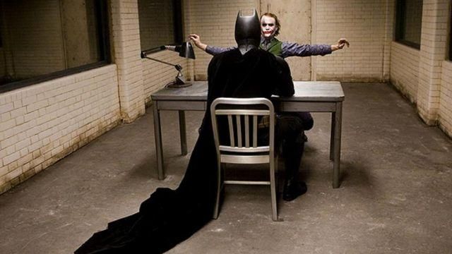 The chair Emeco, where Batman (Christian Bale) is seated in The Dark Knight : The black Knight