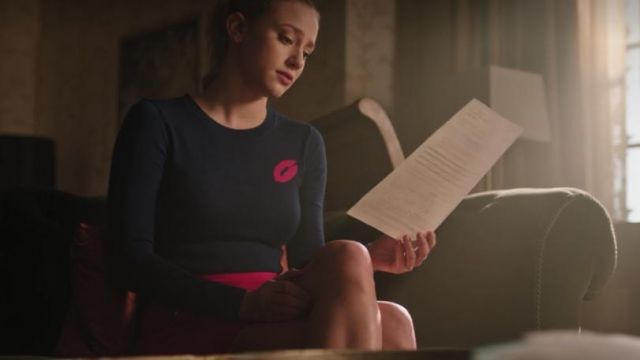 The red skirt with pockets Betty Cooper (Lili Reinhart) in Riverdale (S03E10)