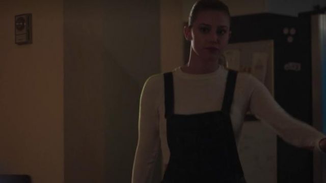 The dungarees in jean Betty Cooper (Lili Reinhart) in Riverdale (S03E10)