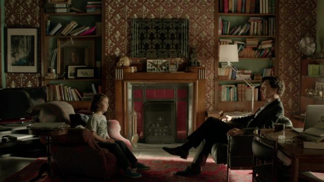 le fauteuil Le Cor­bu­sier dans le salon de Sherlock (Benedict Cumberbatch) dans Sherlock S03E02