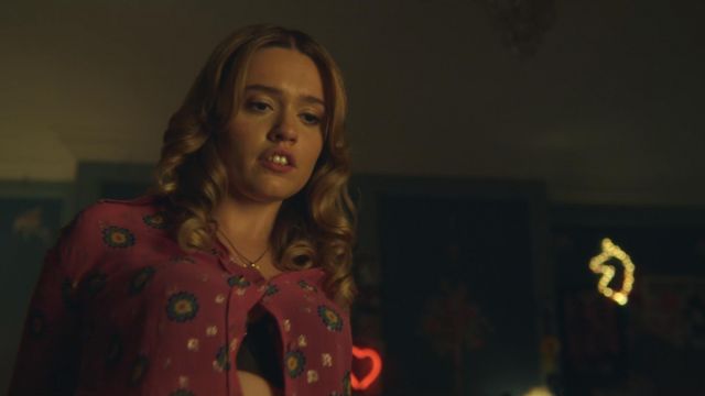 Aimee Gibbs (Aimee Lou Bois) floral chemisier rouge comme on le voit dans l'Éducation Sexuelle S01E06