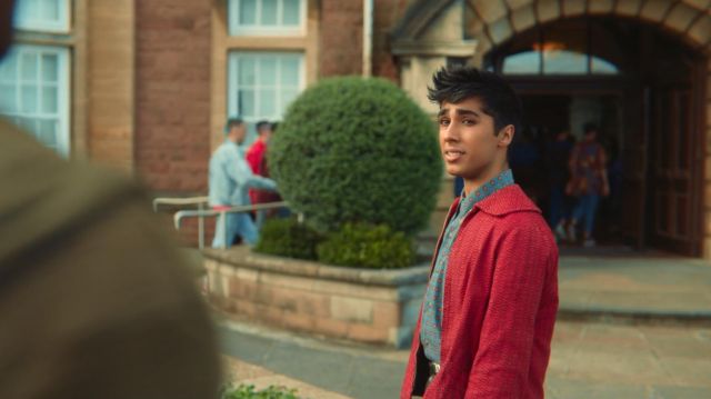Anwar (Chaneil Kular) rouge zip up jacket comme on le voit dans l'Éducation Sexuelle S01E06