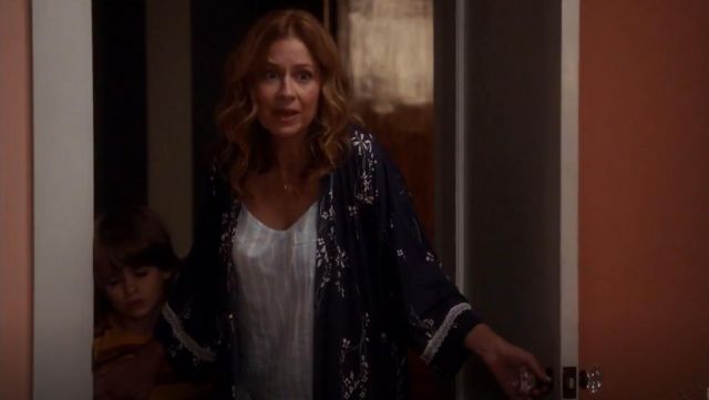 Bande Camisole Haut de Pyjama porté par Lena (Jenna Fischer) en divisant Ensemble (S02E03)